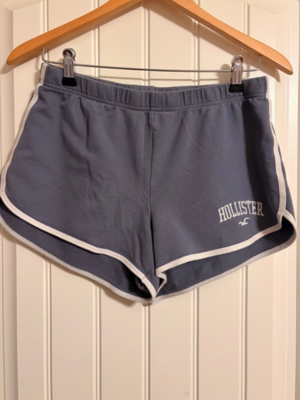 Holistior gym shorts, purple and white, size Medium.